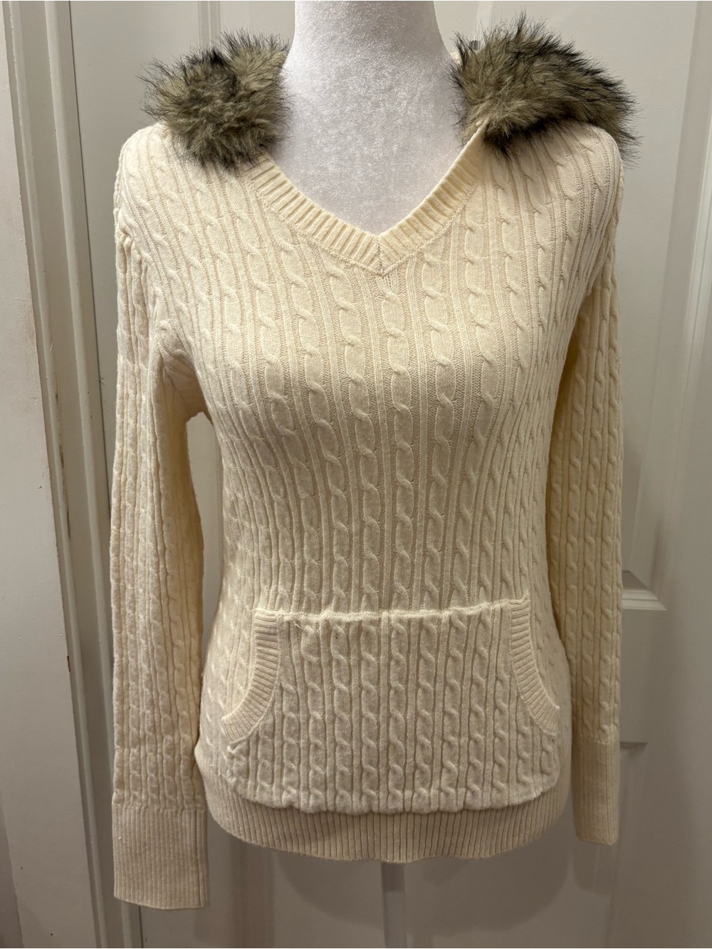 NWT Pink Rose Cream Cable-Knit V-Neck Sweater with Faux Fur Trim hoodie- M